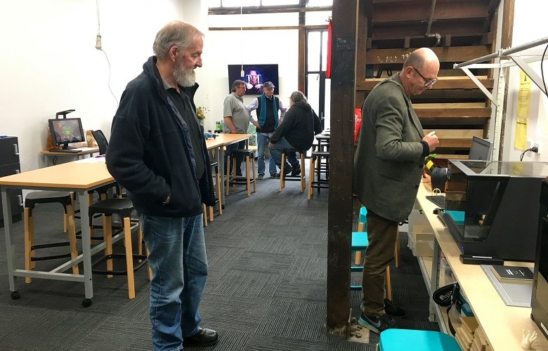 Melbourne library bridges digital divide