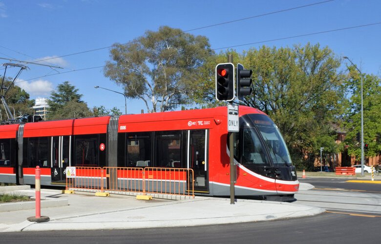 Report calls for halt to Canberra light rail